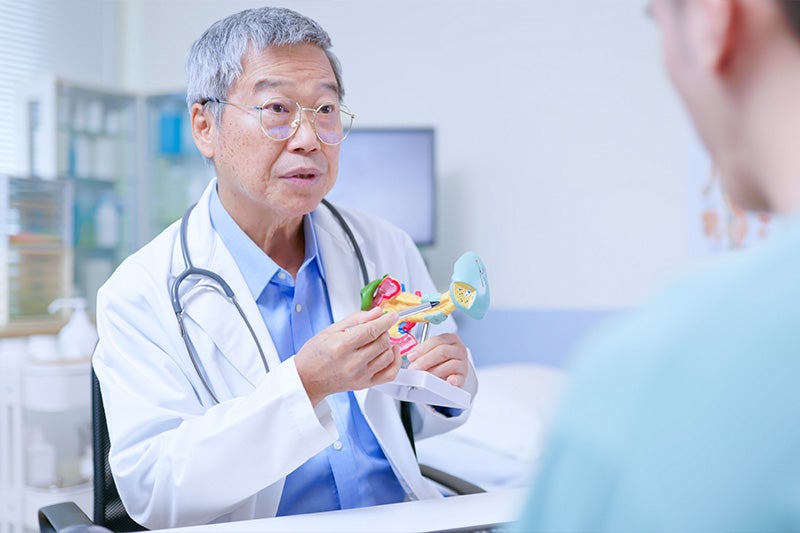 Colorectal surgeon discussing Gallbladder Surgery with a patient.